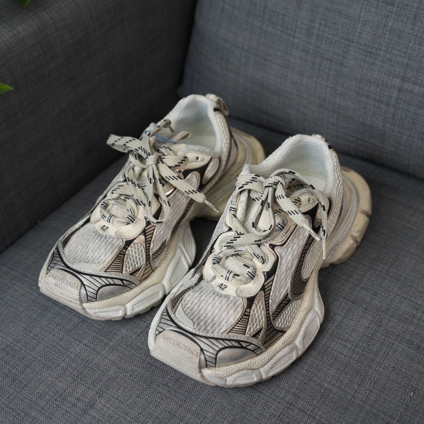 Balenciaga Balenciaga Gold Lowtop Sneakers 9 Men Size US 9 / EU 42 - 1 Thumbnail
