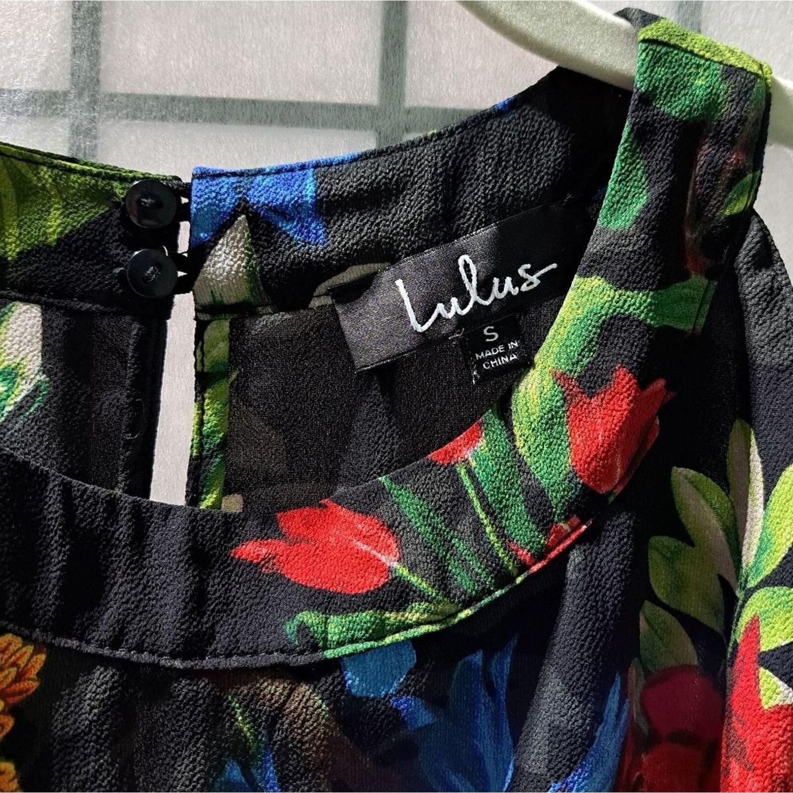 Other Lulu's colorful floral 'cold-shoulder' black blouse top sz S Size S / US 4 / IT 40 - 5 Thumbnail
