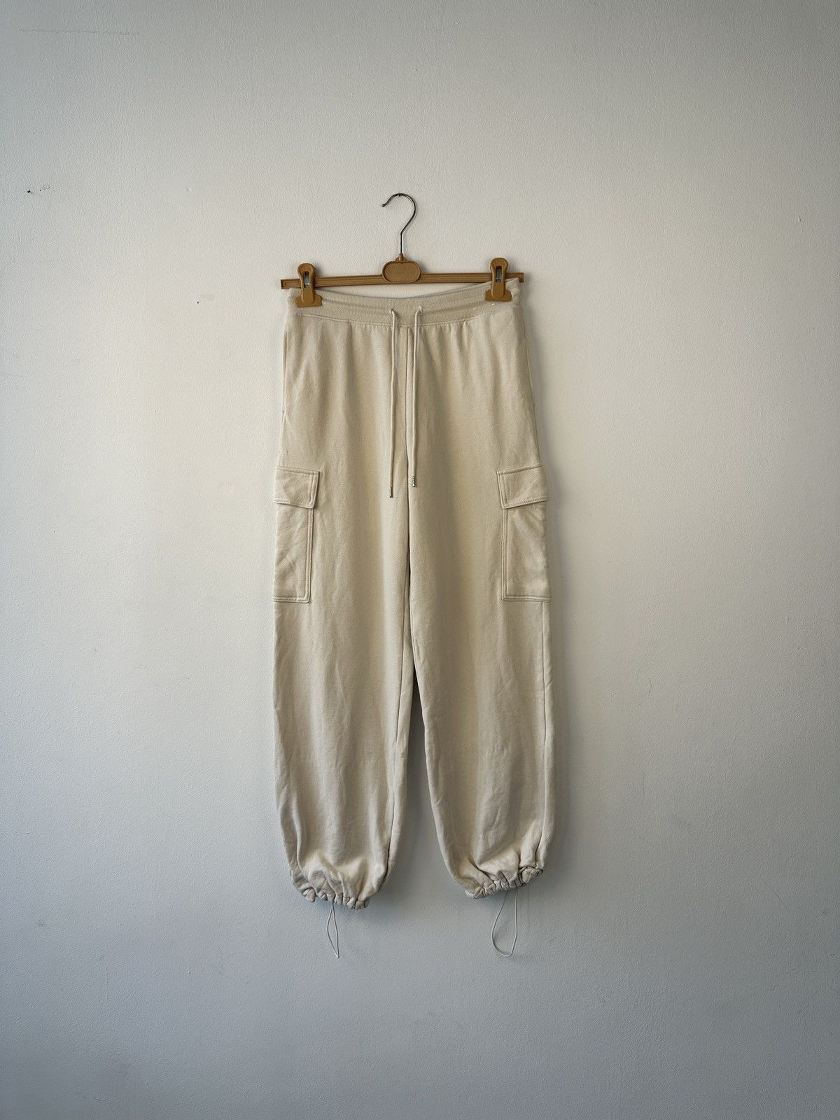 Uniqlo UNIQLO Cargo Jogger Sweatpants Beige Drawstring Cuffs Size 28" / US 6 / IT 42 - 1 Thumbnail