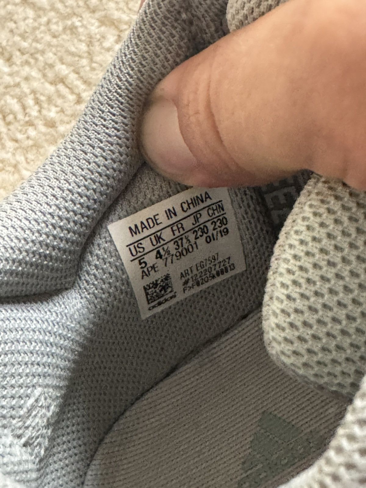 Yeezy YZY 700 Inertia Size US 5 / EU 37 - 6 Thumbnail