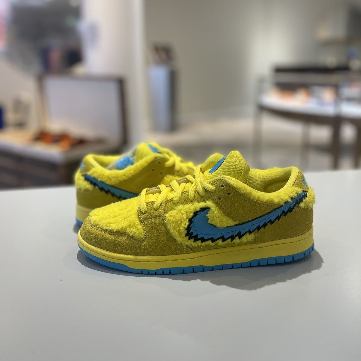 Nike Nike SB Dunk Low Grateful Dead Bears Opti Yellow Size US 11 / EU 44 - 1 Thumbnail