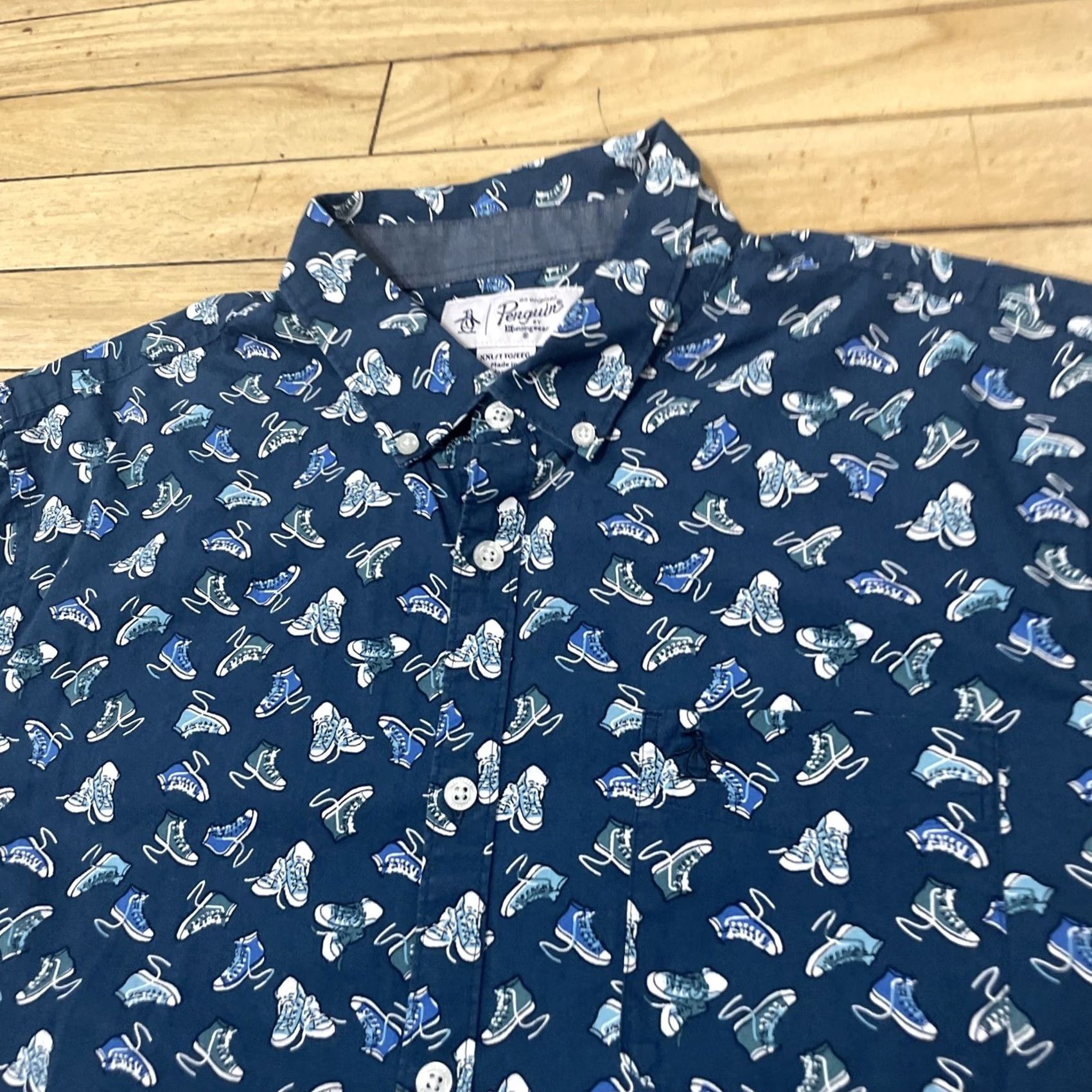 Vintage PENGUIN by MUNSINGWEAR Shirt Men 2XL Blue Sneakers Print AOP Button Up Size US XXL / EU 58 / 5 - 2 Thumbnail