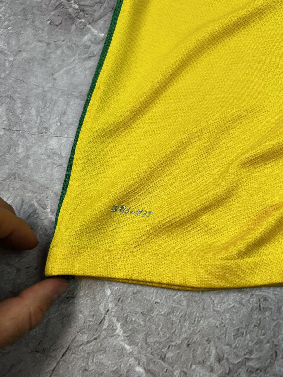 Nike Vintage Nike Brazil Jersey Football Soccer Y2k Blockcore S Size US S / EU 44-46 / 1 - 6 Thumbnail