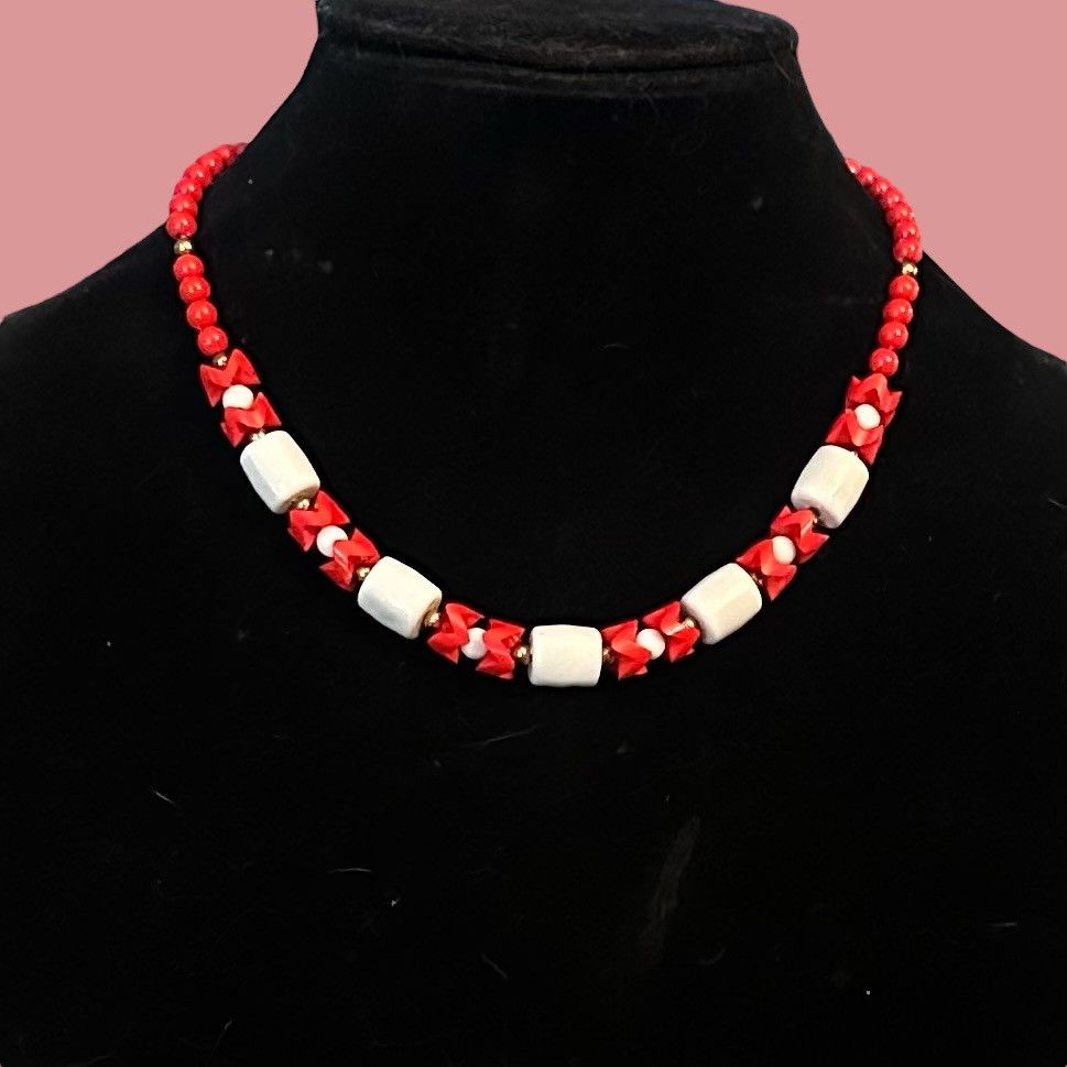 Vintage Vintage red and white bead necklace Size ONE SIZE - 1 Thumbnail