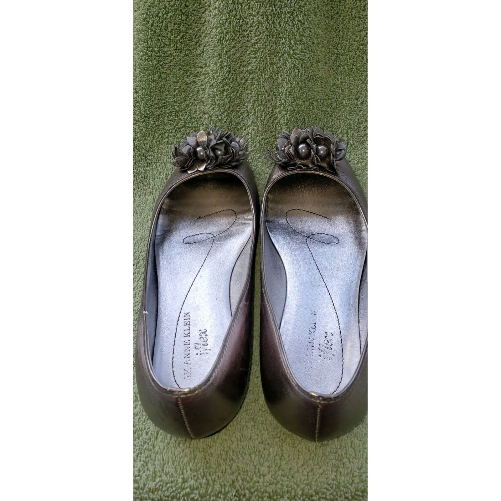 Anne Klein Anne Klein Women's Flats Size 6.5M Ballet Flats Silver Gathered Floral Accent Upfront Marva Size US 5 / IT 35 - 6 Thumbnail