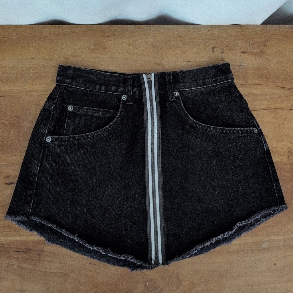 Designer Carmar Front Zip Black Denim Skirt Size 27 Size 27" / US 4 / IT 40 - 1 Thumbnail