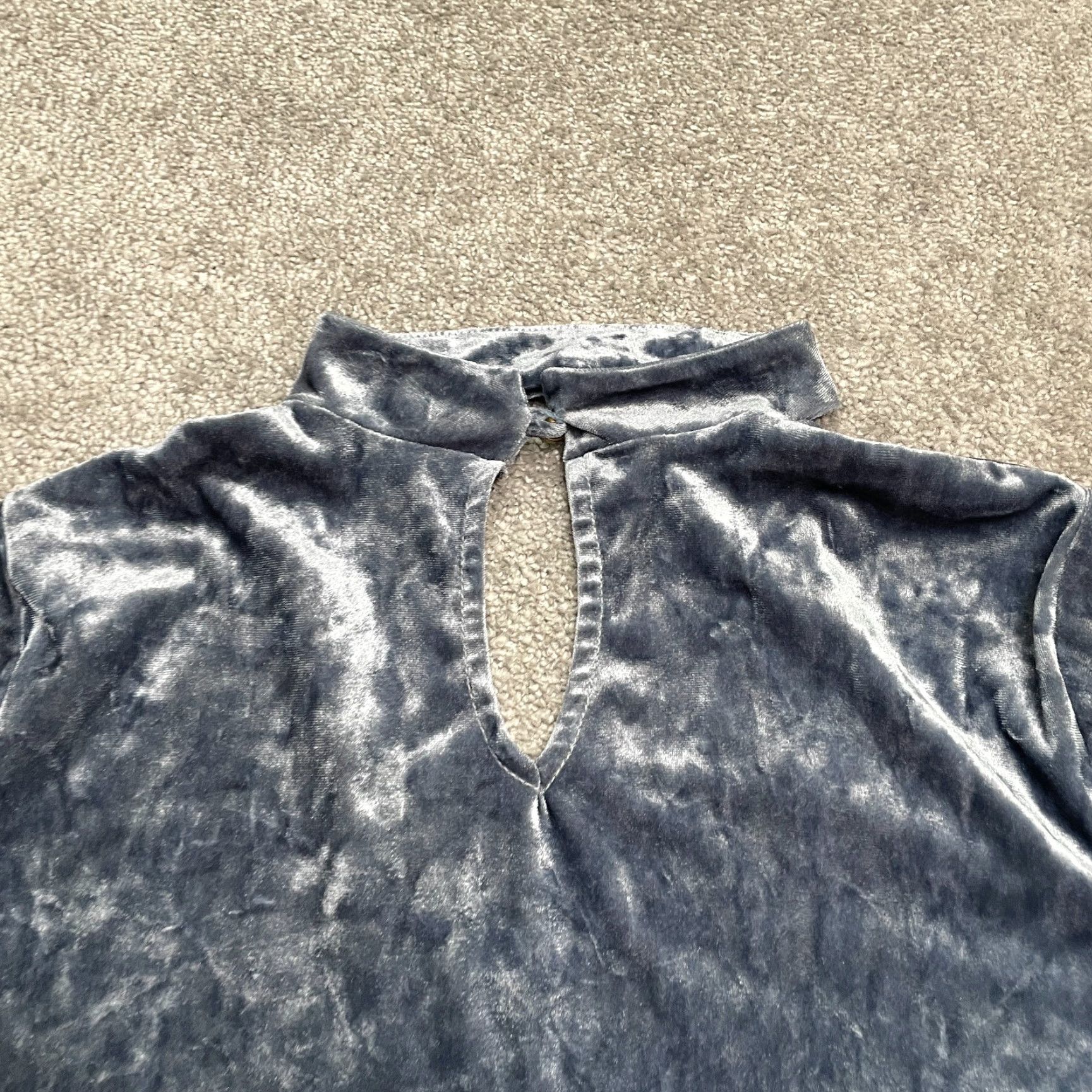 Velour Hummingbird Blouse Womens Medium Gray Shiny Velour V-Neck Short Sleeve Casual Top Regular Fit Size M / US 6-8 / IT 42-44 - 4 Thumbnail