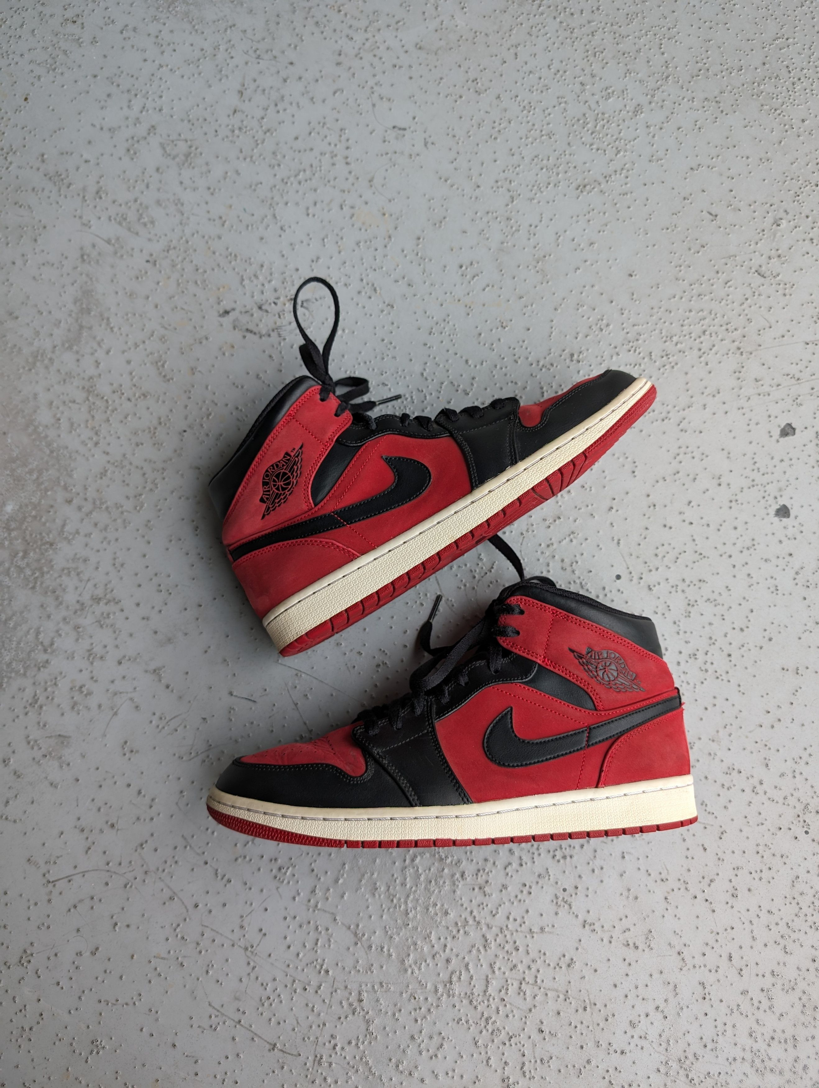 Jordan 1 Mid Reverse Banned 2018 554724 610 Hi Top Sneakers