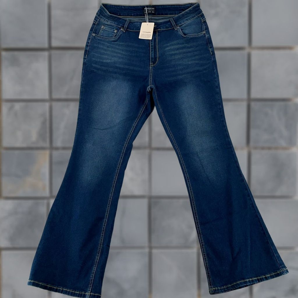 Vintage BloomChic Jeans Womens 14 Dark Wash Bootcut Stretch Denim Zip Fly 34x29 Blue Jeans Womens Bootscut Stretch Denim Zip Fly 34x29 Size 36" / US 14 / IT 50 - 1 Thumbnail