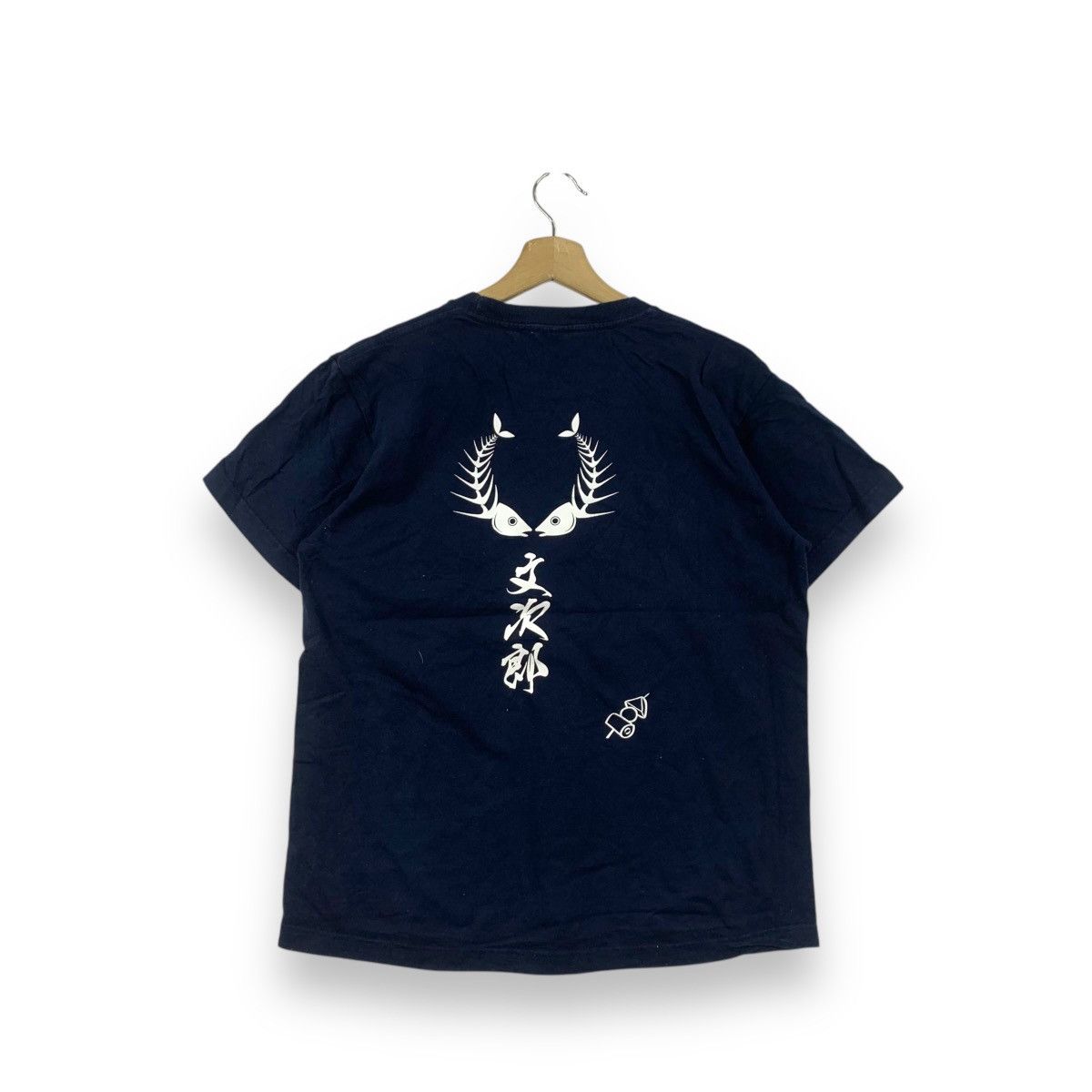 Japanese Brand JAPAN TRADITIONAL Fish Imagery Kanji Illustration Tee Shirt Size US M / EU 48-50 / 2 - 1 Thumbnail
