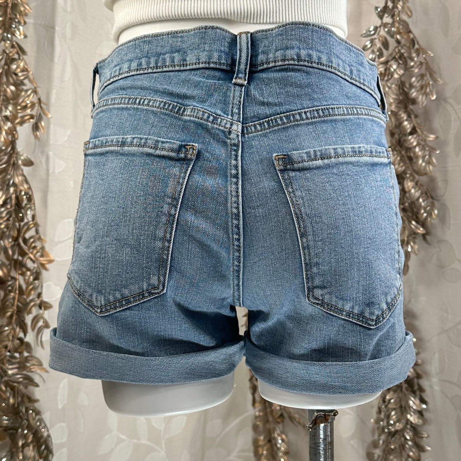 Old Navy Old Navy Women’s Size 6 Boyfriend Denim Shorts Light wash Size 28" / US 6 / IT 42 - 5 Thumbnail
