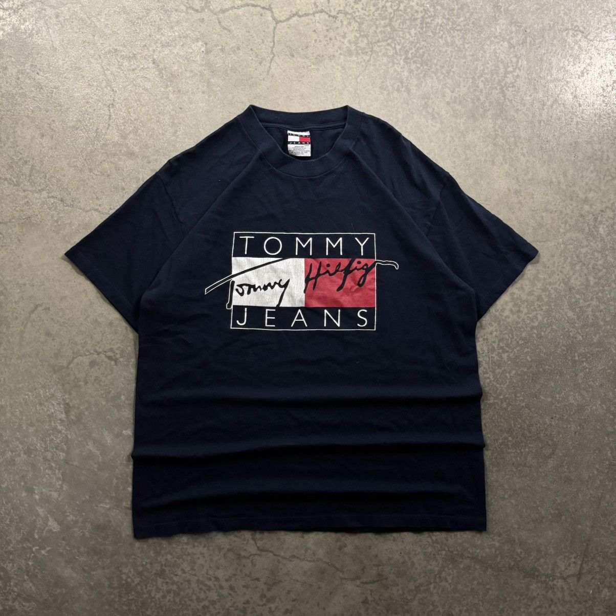 Tommy Hilfiger Vintage 90s Tommy Jeans Navy Flag Logo T-Shirt Size Large Size US L / EU 52-54 / 3 - 1 Thumbnail