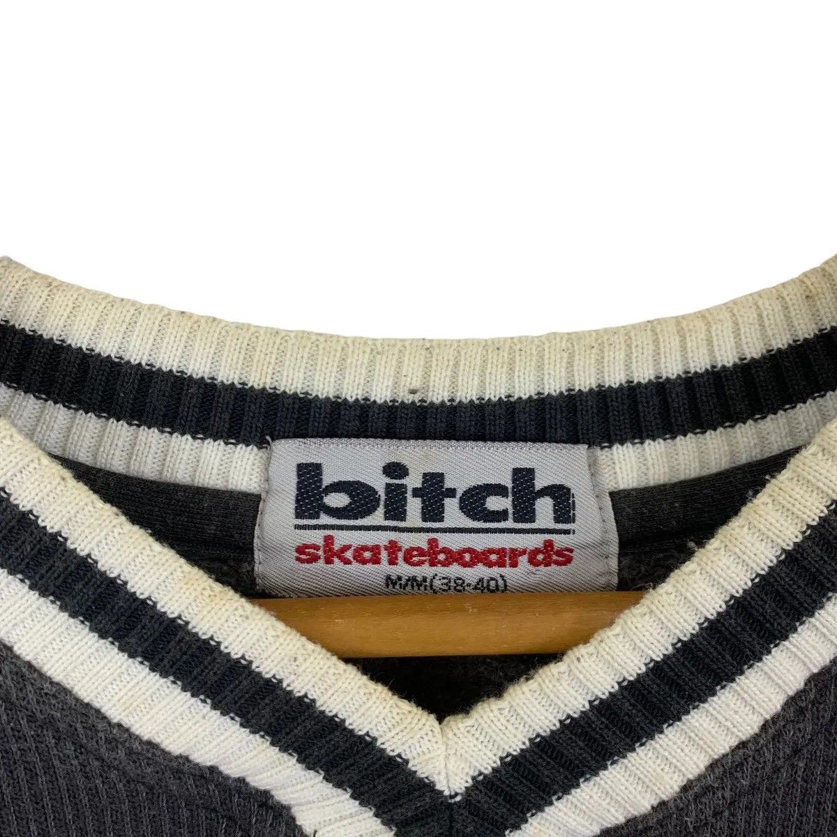 Vintage Vintage 90‘ BITCH SKATEBOARDS V Neck Sweatshirt Size US XL / EU 56 / 4 - 4 Thumbnail