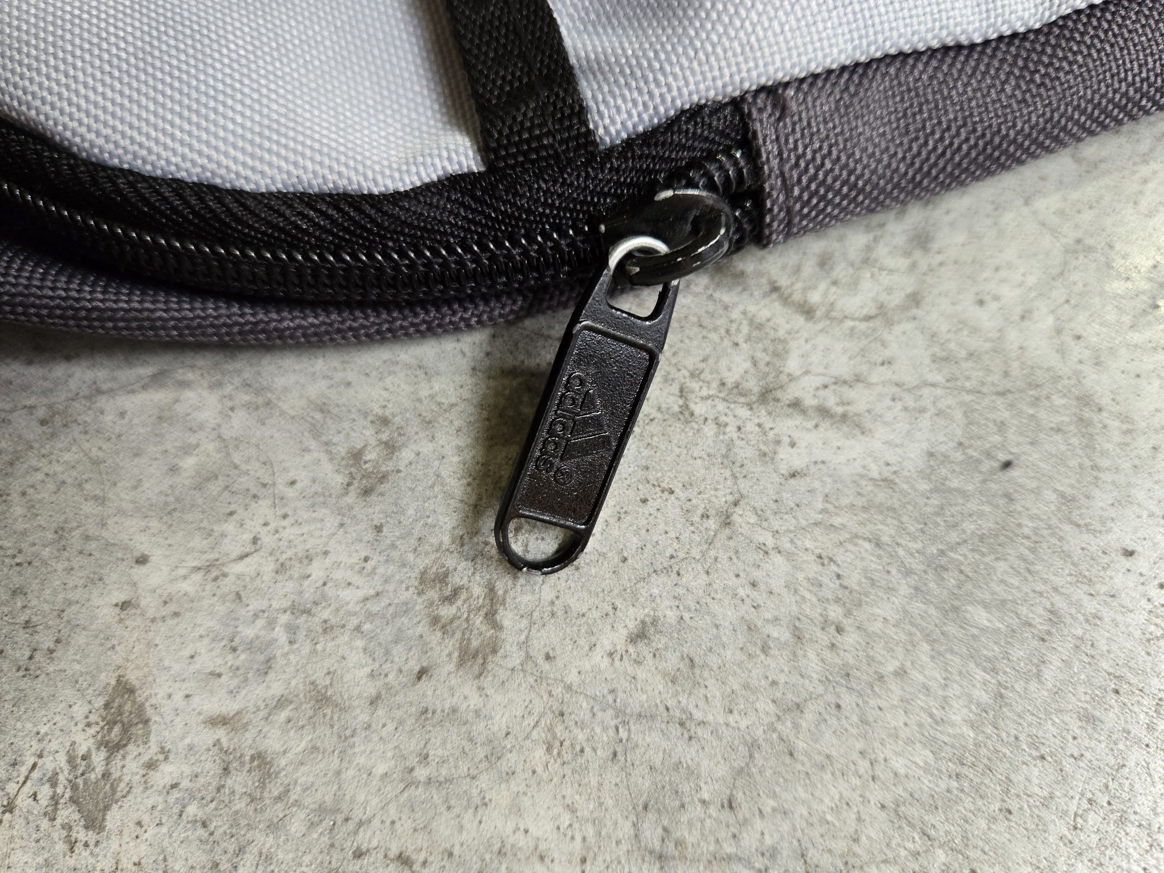 Adidas × Vintage 🔥 Vintage Adidas Crossbody Bag – Minimalist 2000s Style 🔥 Size ONE SIZE - 4 Thumbnail