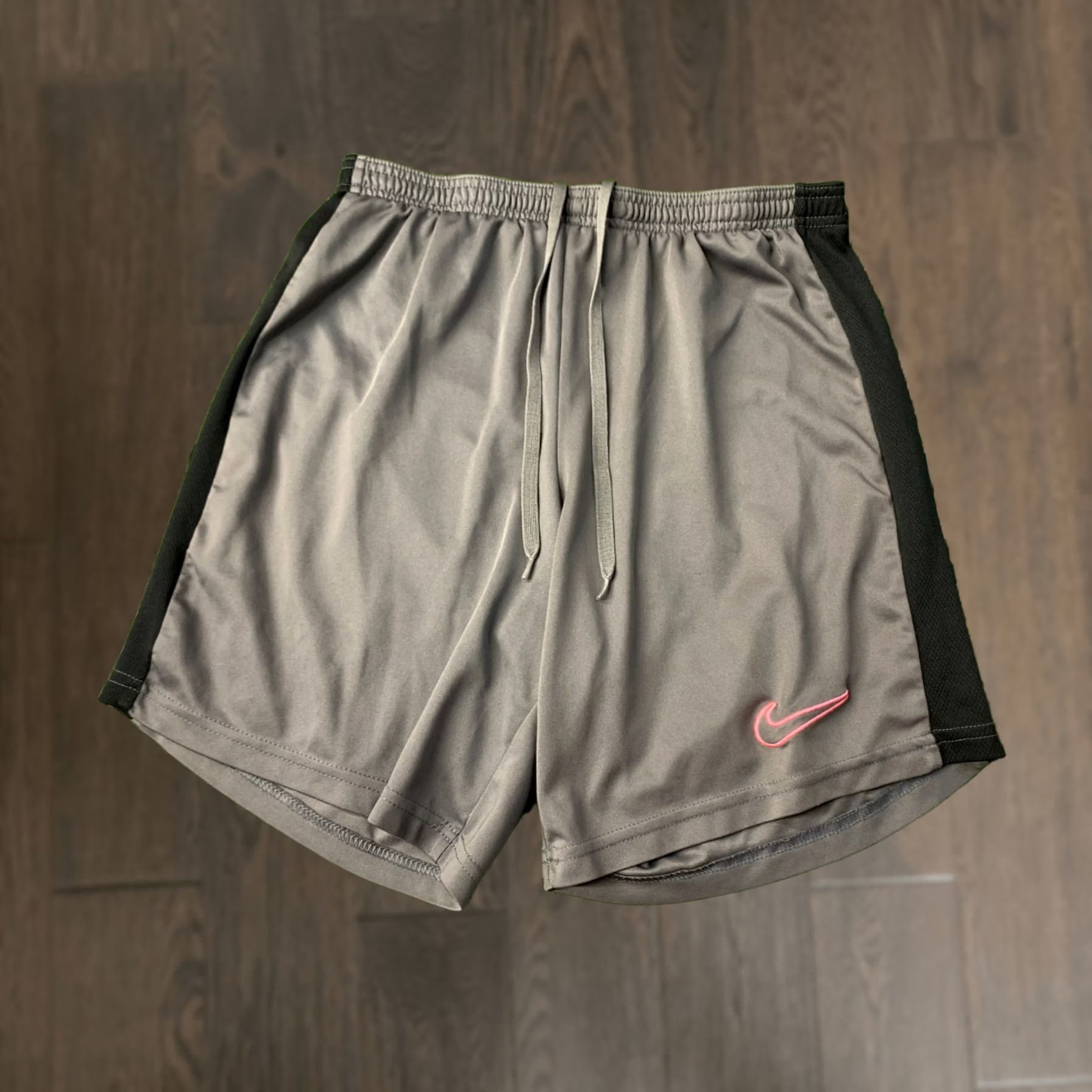 Nike NIKE Dri-FIT Academy MEN Training Football Soccer Slim Shorts M Gray and Black Slim Fit Summer 36 cm 32 cm 100% Polyester Nike Academy Mens Shorts Size US 31 - 1 Thumbnail