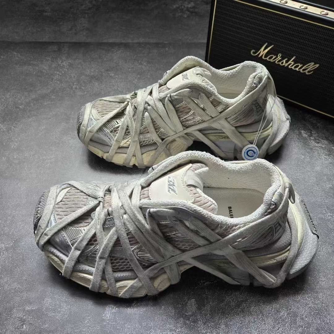 Balenciaga Balenciaga White Lowtop Sneakers XXXL Women Size US 8 / IT 38 - 1 Thumbnail