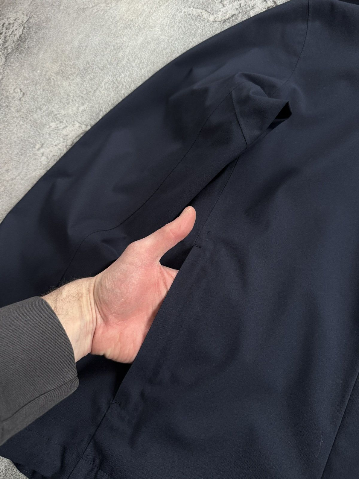 Uniqlo Uniqlo L/size waterproof windbreaker light jacket outdoor Size L / US 10 / IT 46 - 15 Thumbnail