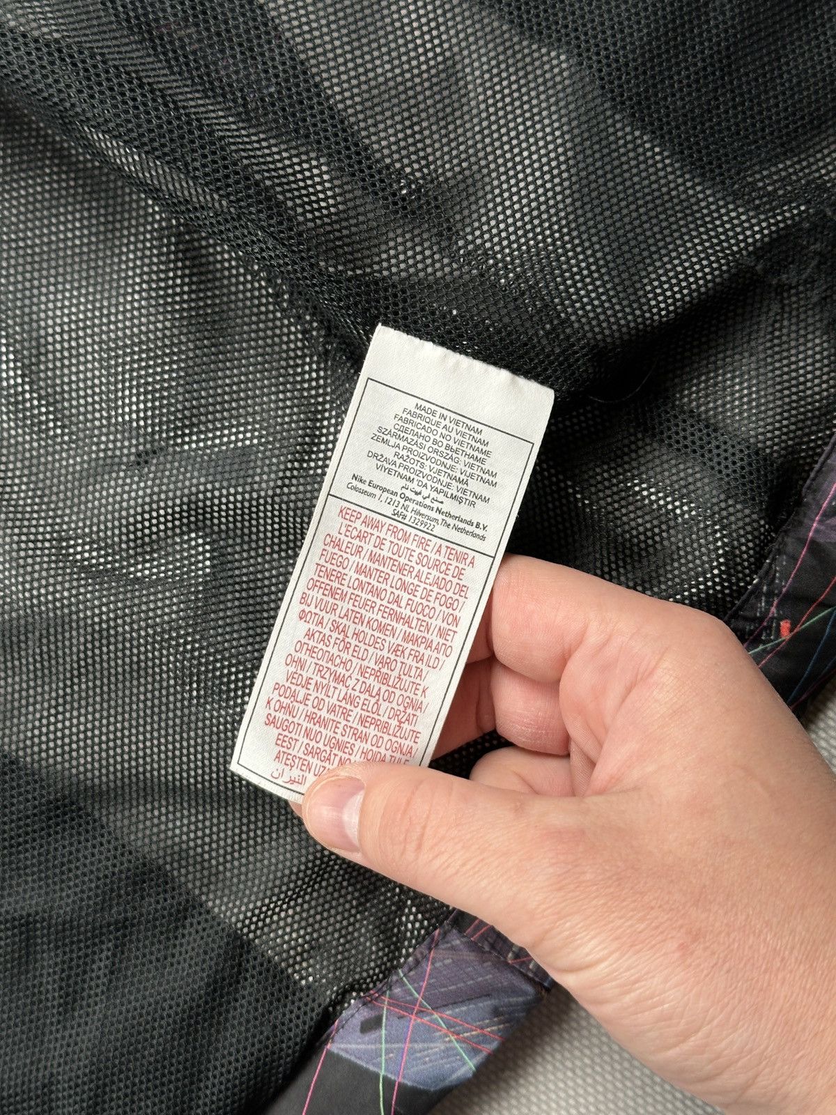 Nike Vintage Nike TN Windbreaker Jacket Abstract Graphic Rare 90s Size US M / EU 48-50 / 2 - 14 Thumbnail