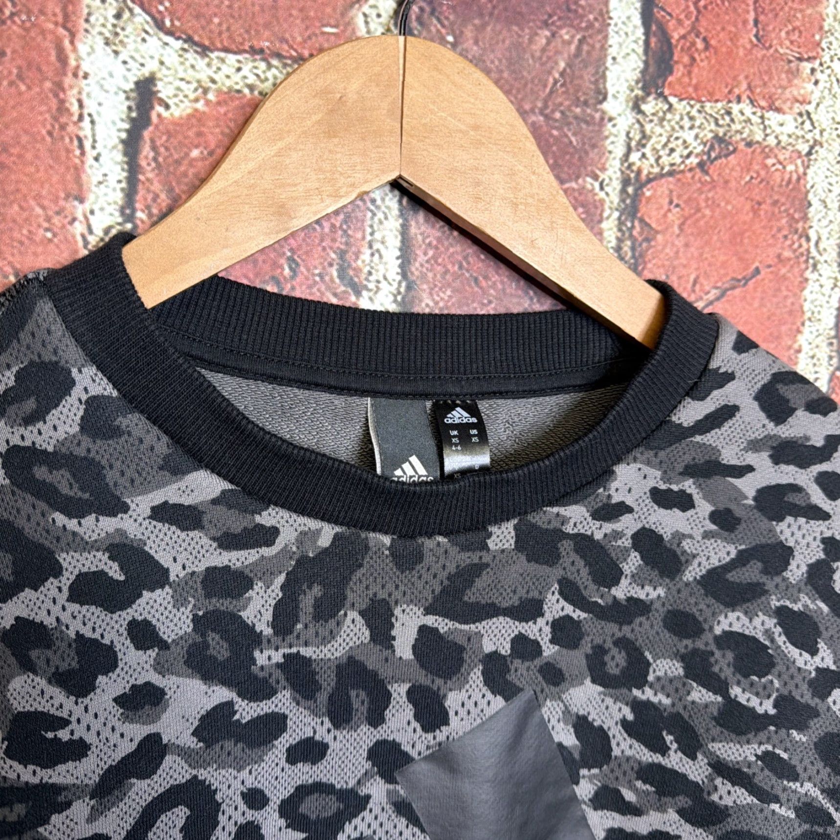 Adidas Adidas Sweatshirt Womens XS Black Trefoil Camouflage Cropped Pullover Size XS / US 0-2 / IT 36-38 - 2 Thumbnail