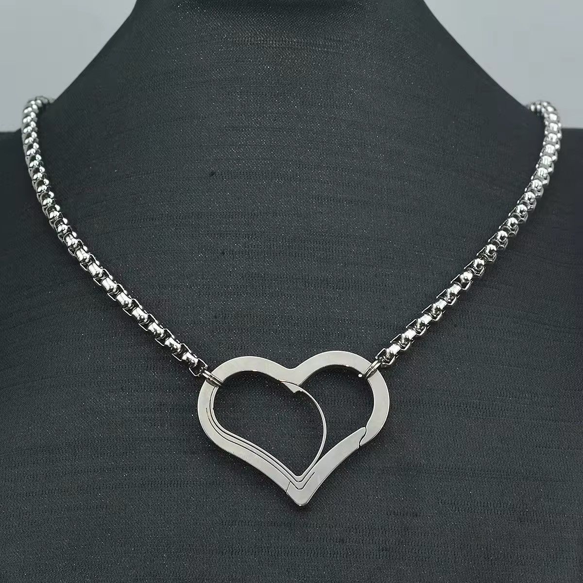 Jewelry Vintage Goth Heart Link Necklace Size ONE SIZE - 1 Thumbnail