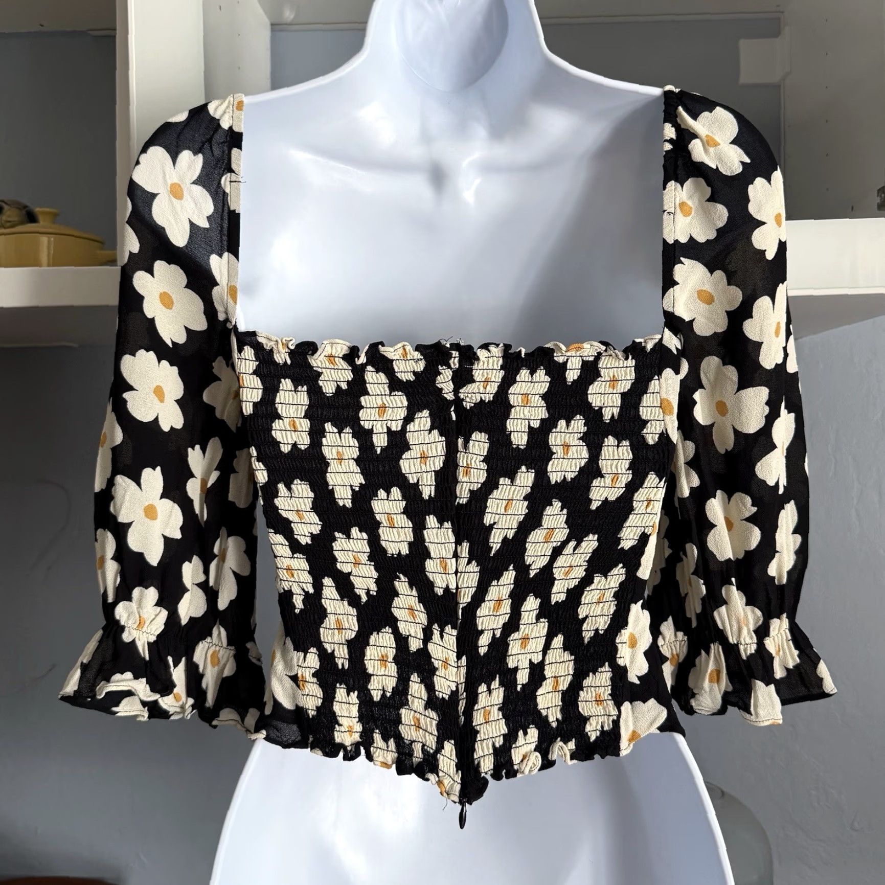 Reformation Reformation Georgia Daisy Bella Square Neck Top Size 0 Blouse Puff Sleeve Cropped Black Women's Zip Neckline Square Daisy Pattern 90sTheme? Size XS / US 0-2 / IT 36-38 - 2 Thumbnail