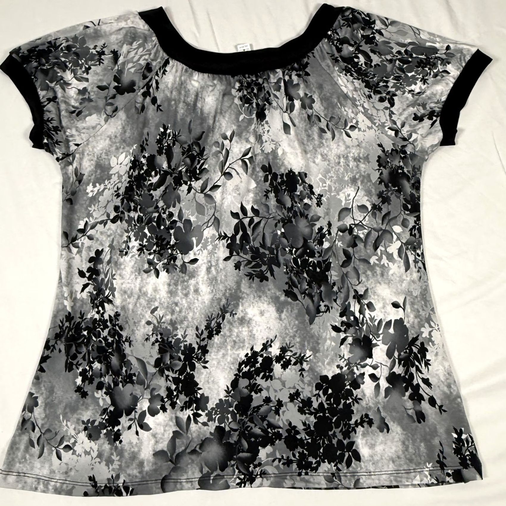 Vintage VINTAGE Whimsical Dark Floral Womens 2XL Short Sleeve Scoop Neck Stretch Workwear Office Blouse Casual Land Size 40" / US 18 - 4 Thumbnail