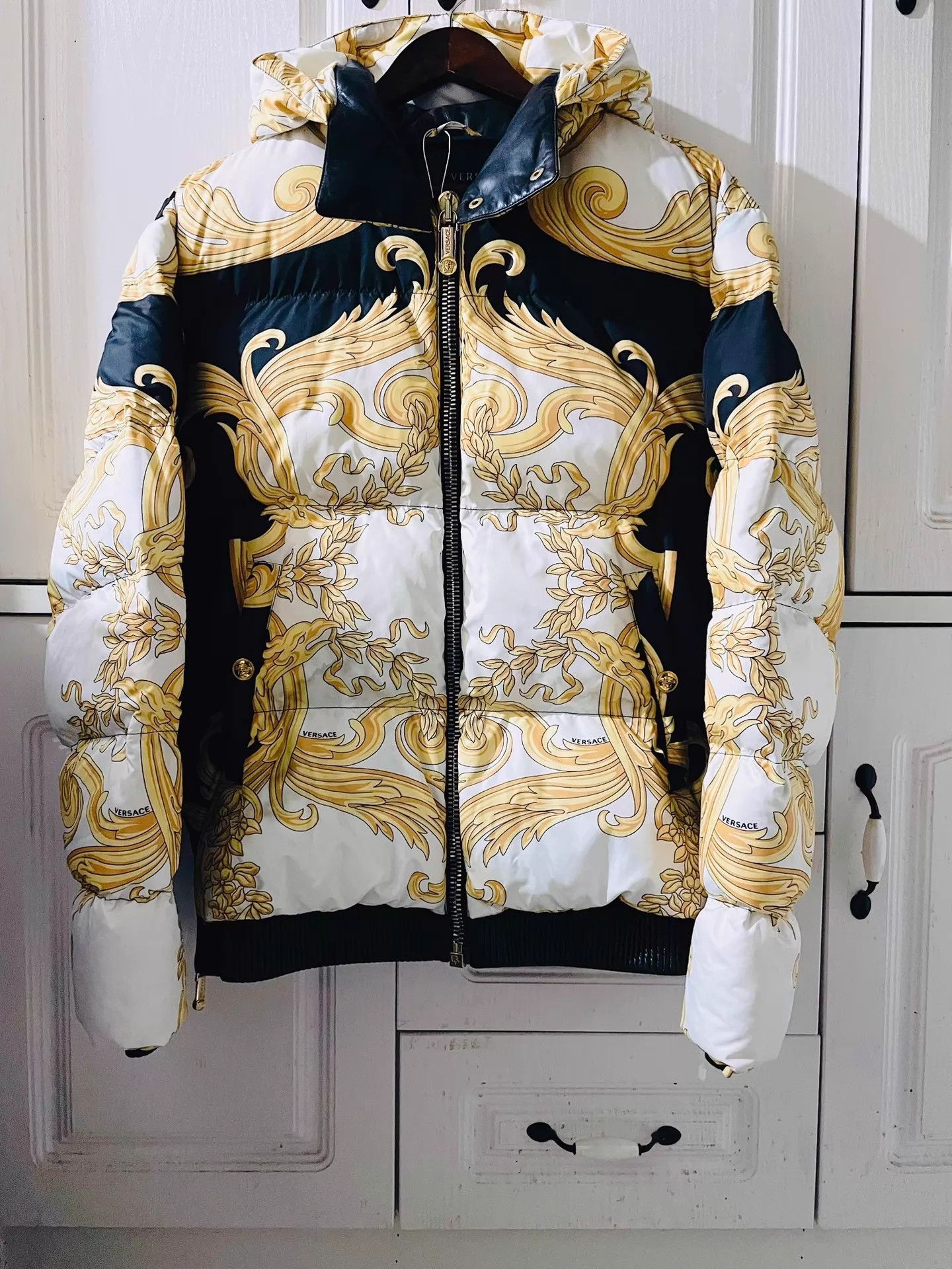 Versace Versace Mainline Baroque Print White Down Puffer Jacket L Size US M / EU 48-50 / 2 - 1 Thumbnail