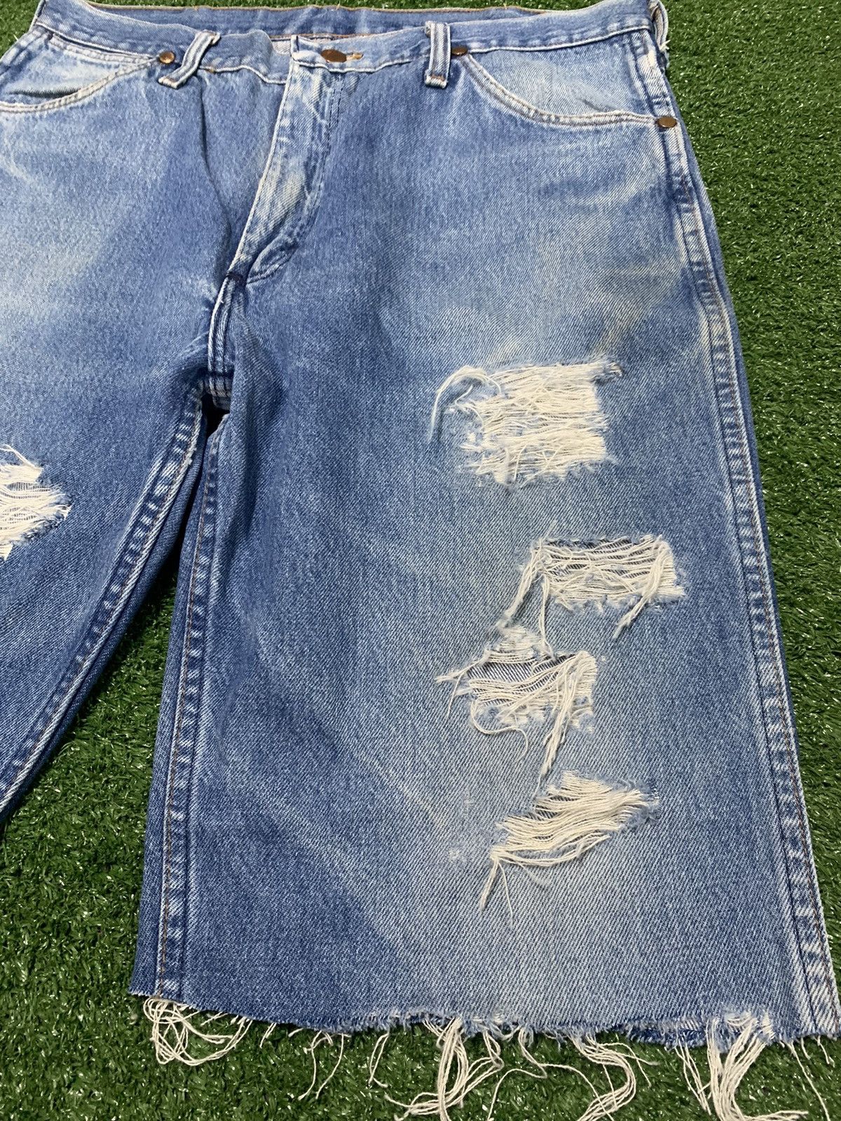 Wrangler DISTRESSED WRANGLER BLUE BELL. Size US 34 / EU 50 - 2 Thumbnail