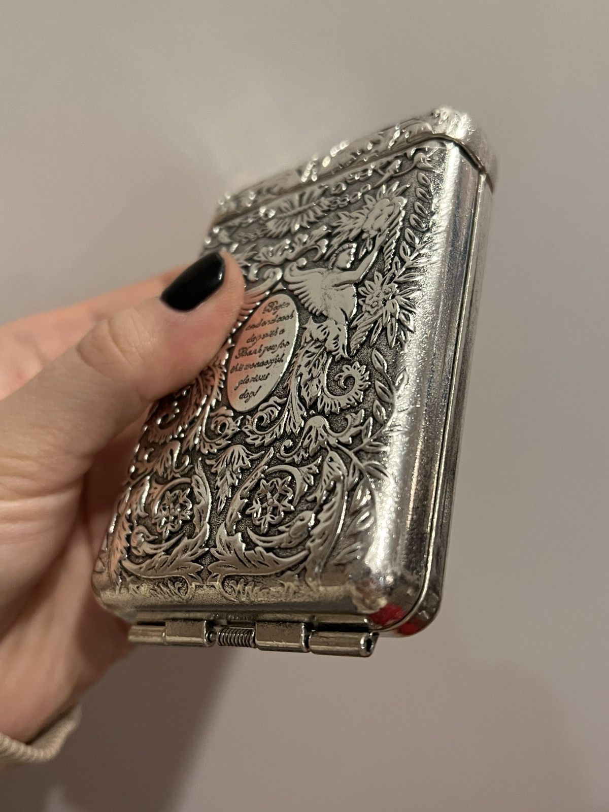 Vintage Vintage embossed cigarette case angel floral renaissance Size ONE SIZE - 9 Thumbnail