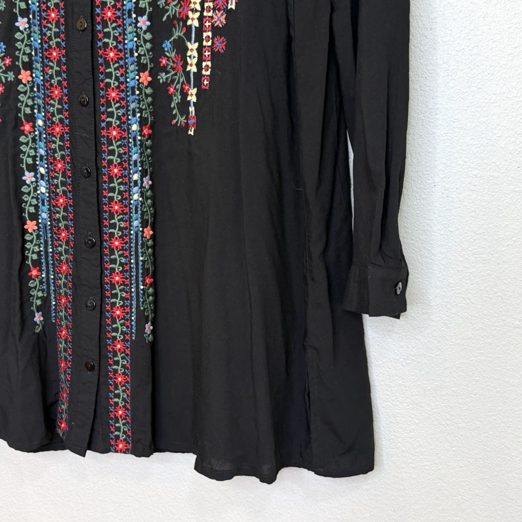 Vintage Paparazzi Tunic Top Womens Size Medium Black w/ Embroidered Floral Print Button Front V-Neck Long Sleeve Size M / US 6-8 / IT 42-44 - 3 Thumbnail