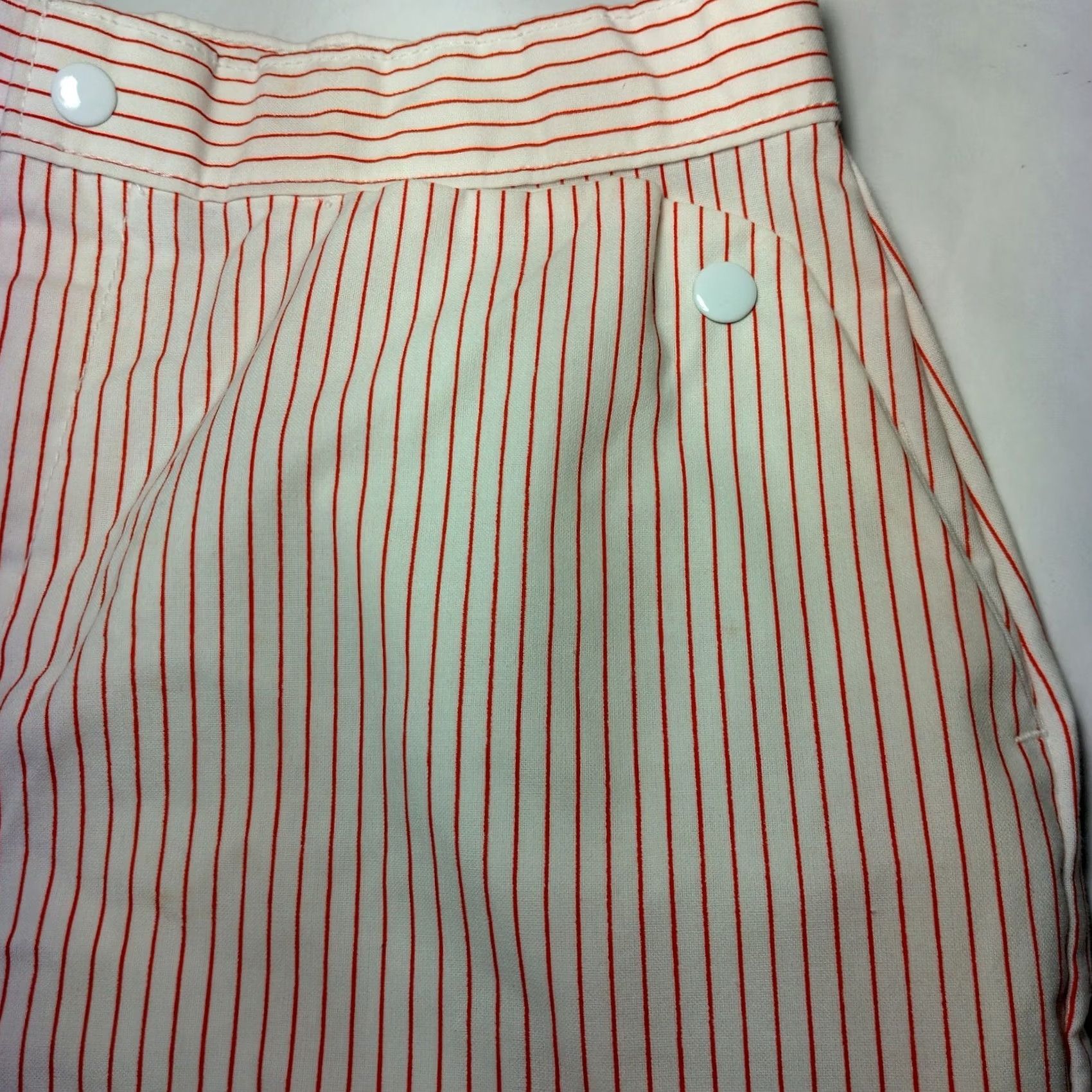 Vintage VINTAGE Shorts Women Size 11 White Red Striped Snap Pockets Bermuda School Nautical 1960s Hong Kong Women Size 32" / US 10 / IT 46 - 6 Thumbnail