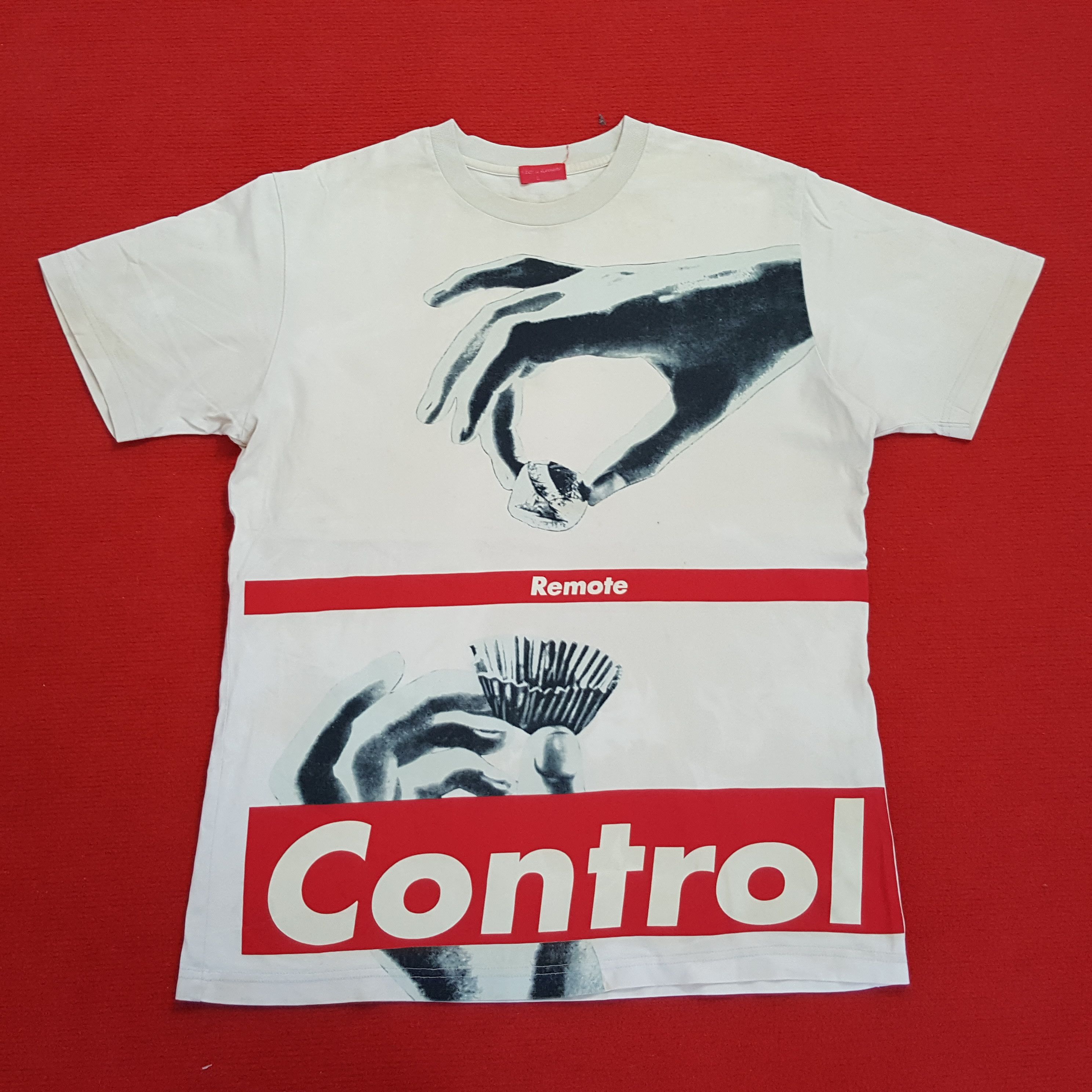 Barbara Kruger × Japanese Brand × Vintage Barbara Kruger X Uniqlo Japanese Brand Streetwear Tshirt Size US L / EU 52-54 / 3 - 1 Thumbnail