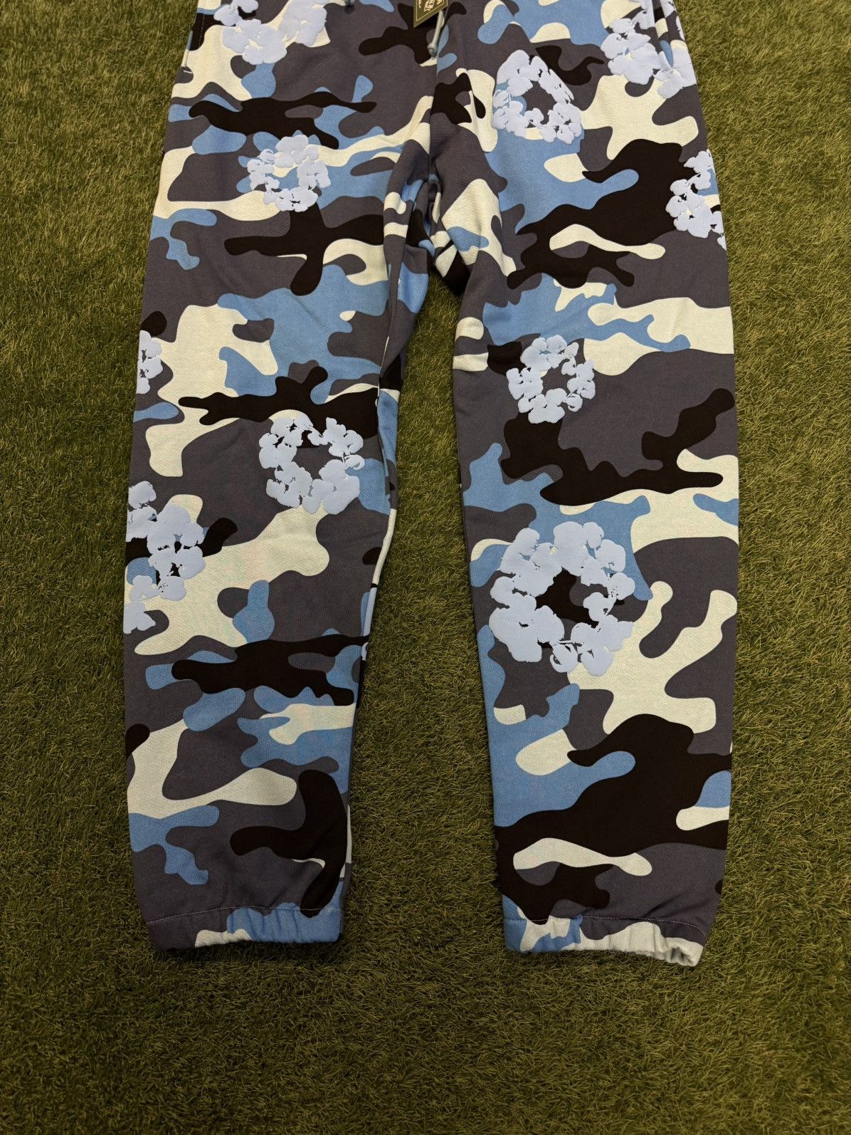DENIM TEARS Denim Tears Cotton Wreath Sweatpants Size XXL (NEW) Size US 36 / EU 52 - 2 Thumbnail
