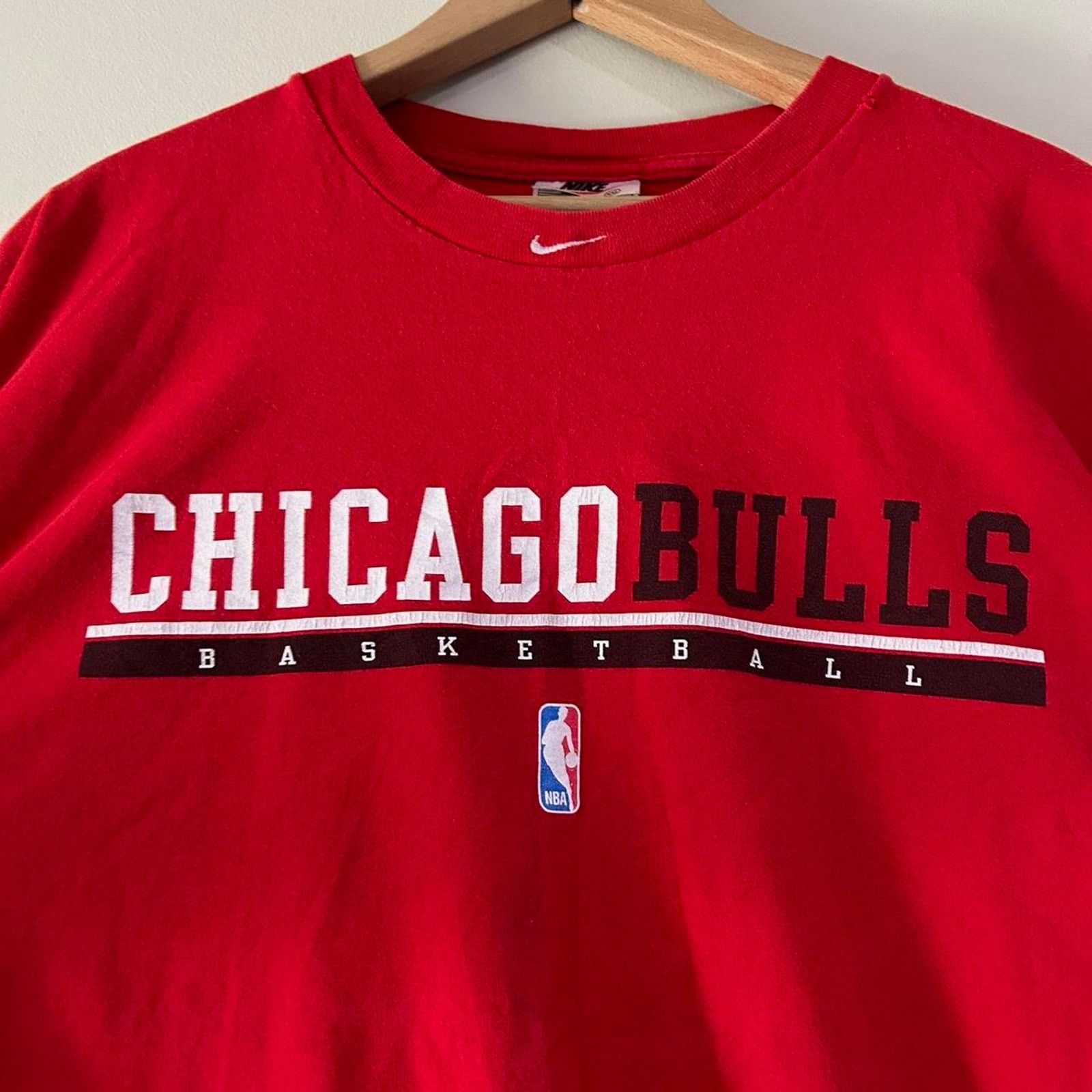 Nike Vintage Nike Center Swoosh Chicago Bulls Tee Shirt Size US XXL / EU 58 / 5 - 2 Thumbnail