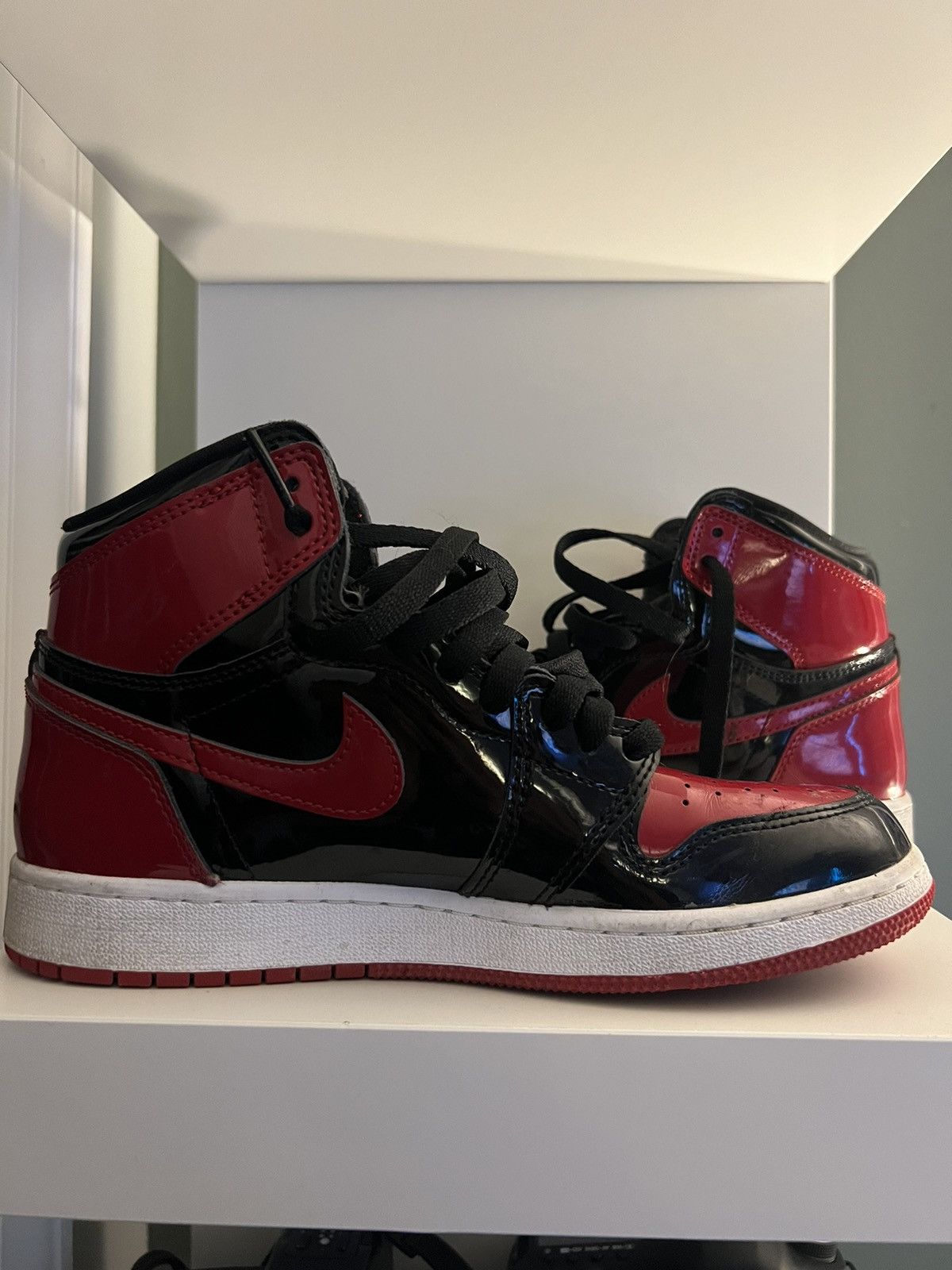 Jordan Brand Jordan 1 Retro High OG Patent Bred Size US 6 / EU 39 - 4 Thumbnail