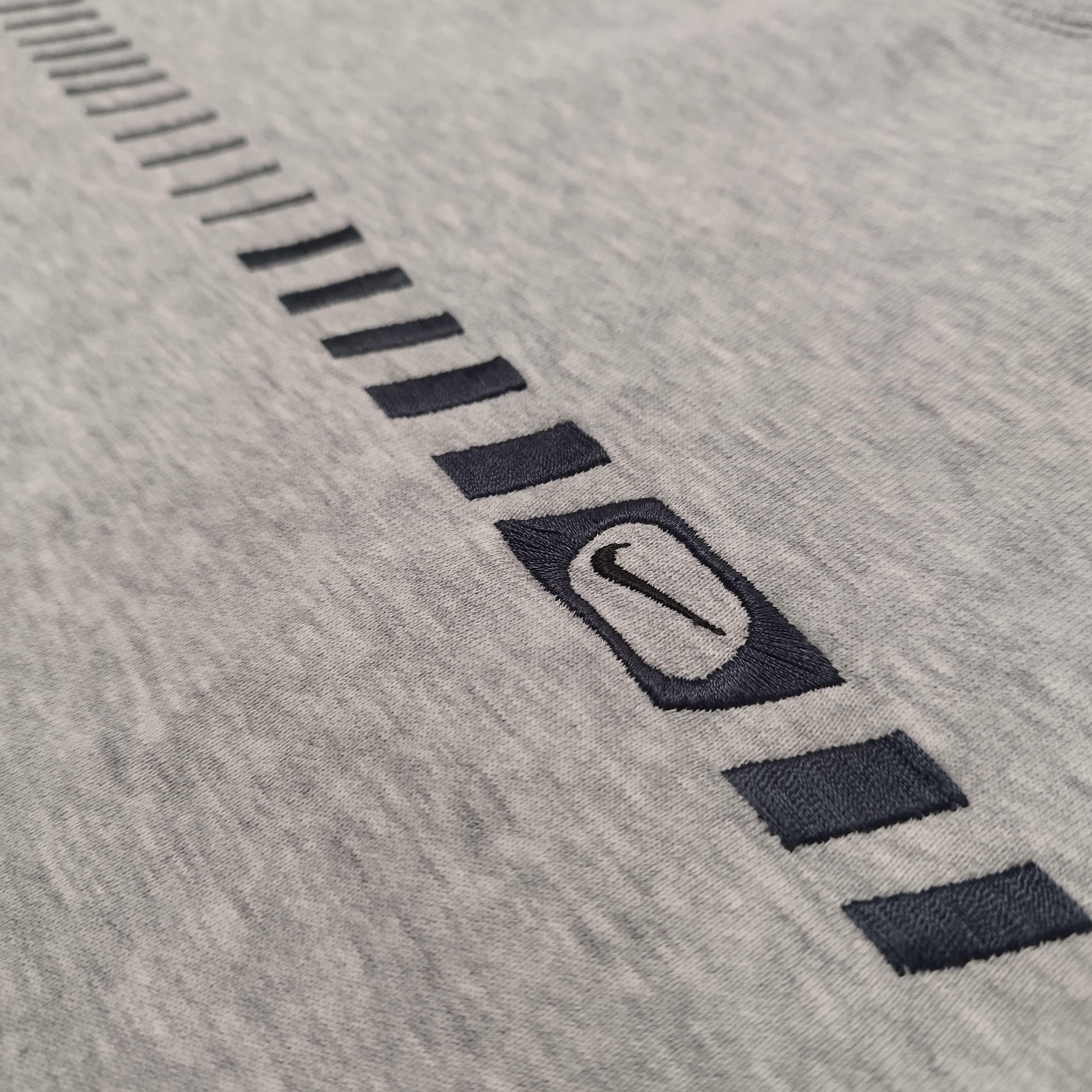 Nike Vintage Nike Center Swoosh Embroidered Sweatshirt Grey L Y2K Size US L / EU 52-54 / 3 - 4 Thumbnail