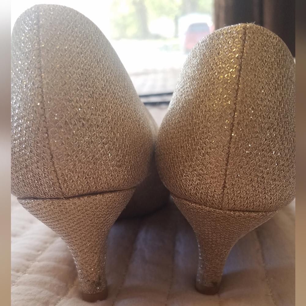 Designer Dream Pairs 7 1/2 Gold Pumps Size US 7.5 / IT 37.5 - 2 Thumbnail