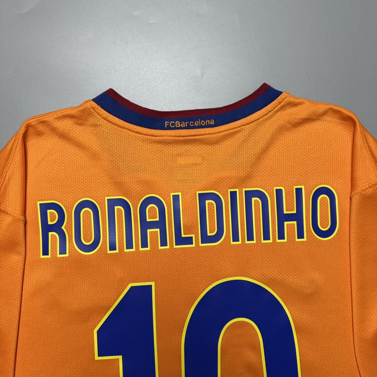 Nike BARCELONA NIKE 2007/2008 FOOTBALL AWAY JERSEY #10 RONALDINHO Size US L / EU 52-54 / 3 - 10 Thumbnail