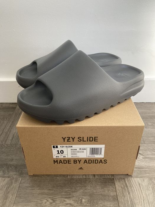 Grailed best sale yeezy slides