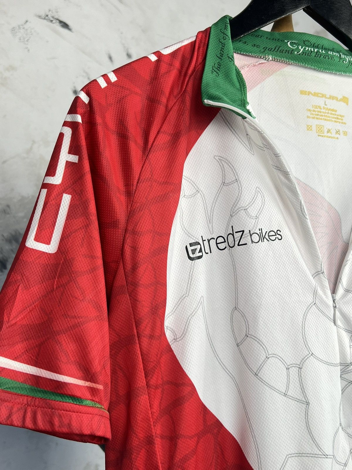 Vintage 2011 Endura Cymru Wales Cycling Jersey Size L Size US L / EU 52-54 / 3 - 5 Thumbnail
