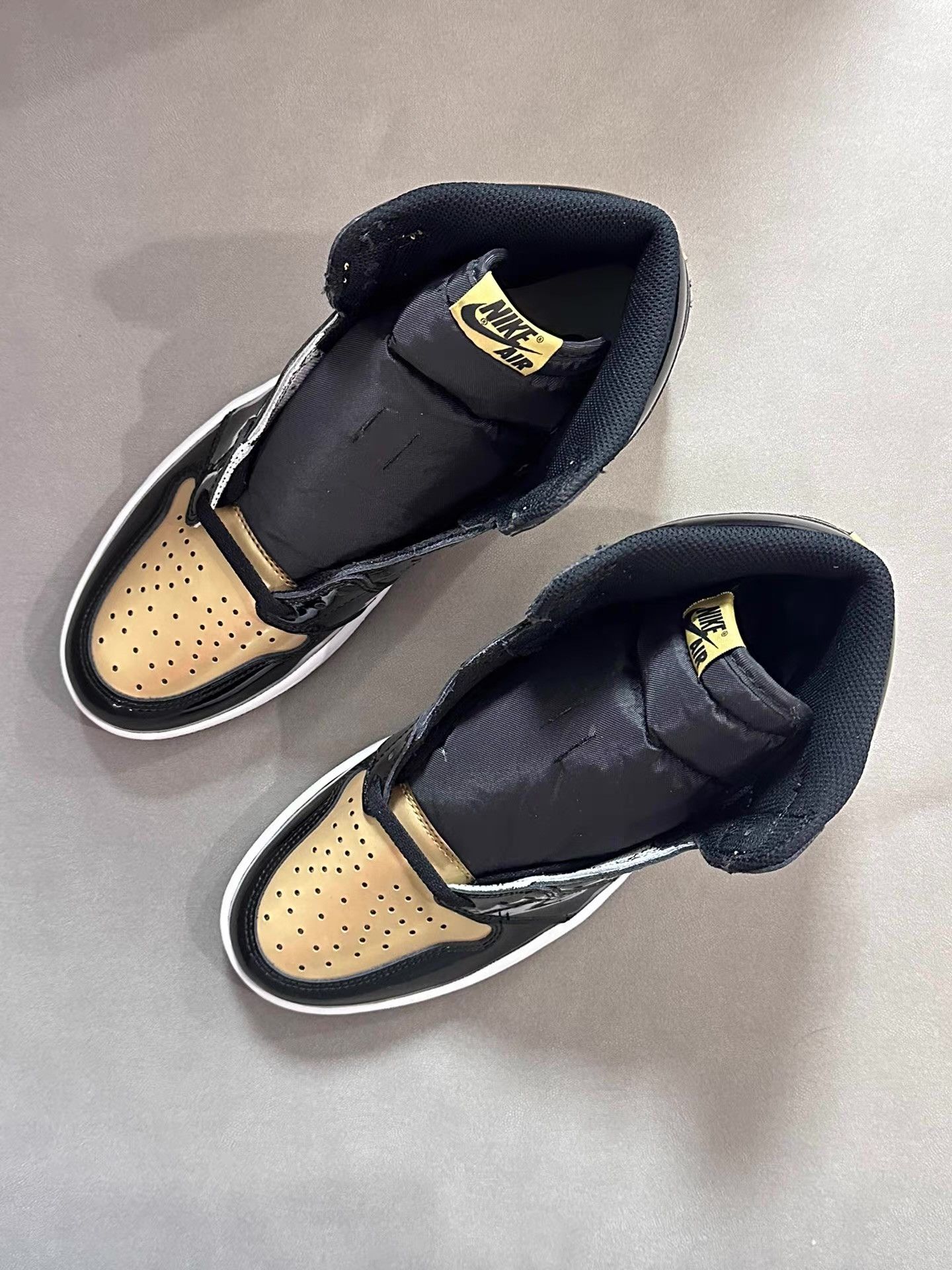 Nike AJ1 Black Gold Toe Ｑ20 Size US 10 / EU 43 - 3 Thumbnail
