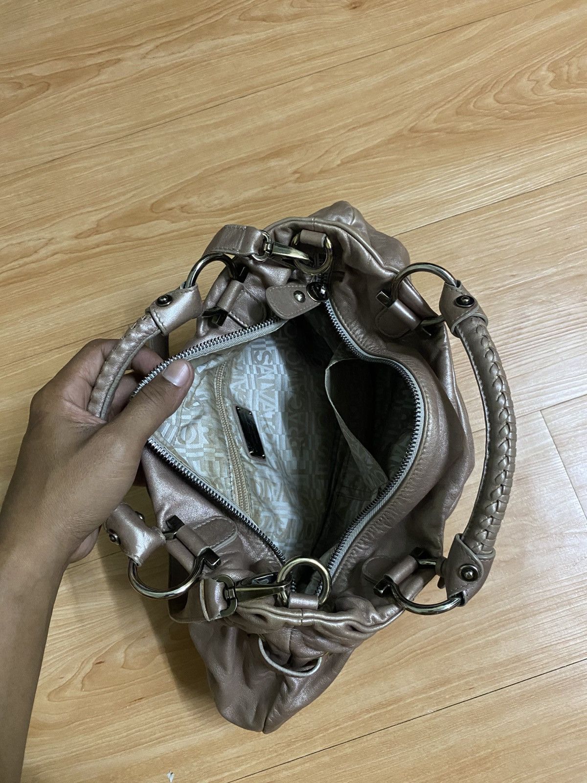 Salvatore Ferragamo Luxury Salvatore Ferragamo Leather Handbag – Iconic Designer Size ONE SIZE - 5 Thumbnail