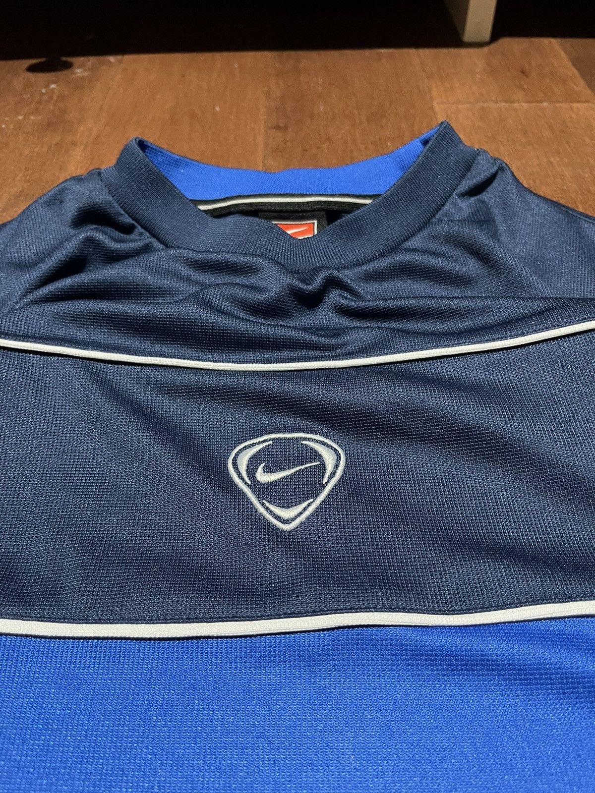 Nike Vintage Y2K Nike Centre Swoosh Shirt Size US L / EU 52-54 / 3 - 2 Thumbnail