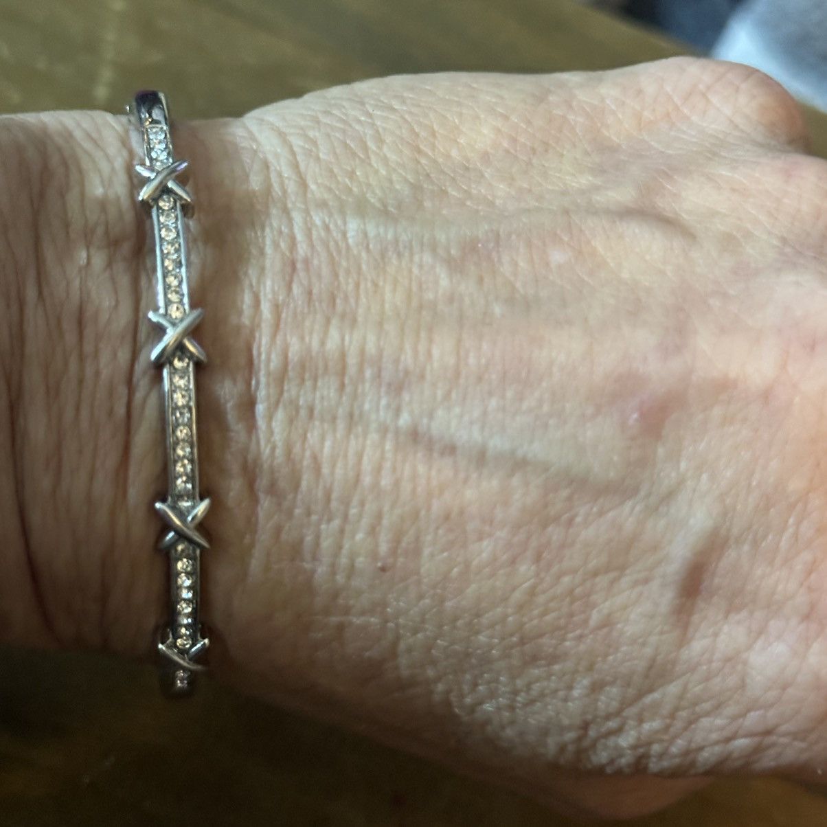 Other Silver tone rhinestone hugs & kisses hinged bangle bracelet Size ONE SIZE - 3 Thumbnail