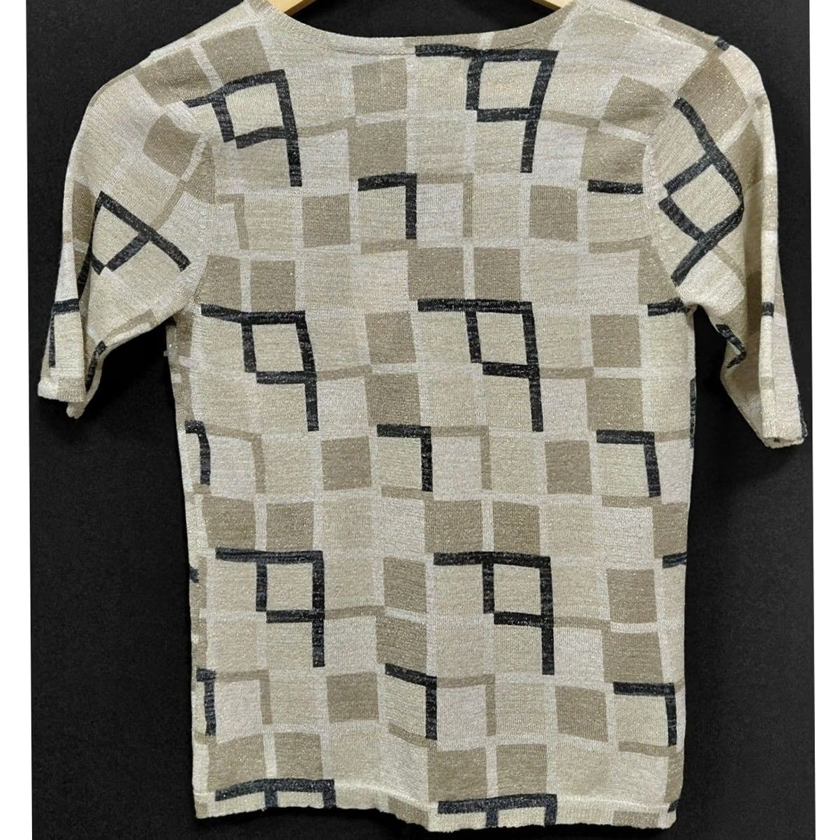 Banana Republic NWT Banana Republic Silk Blend Top Beige Geometric Print Short Sleeve V-Neck Knit Blouse XS Womens Size XS / US 0-2 / IT 36-38 - 2 Thumbnail