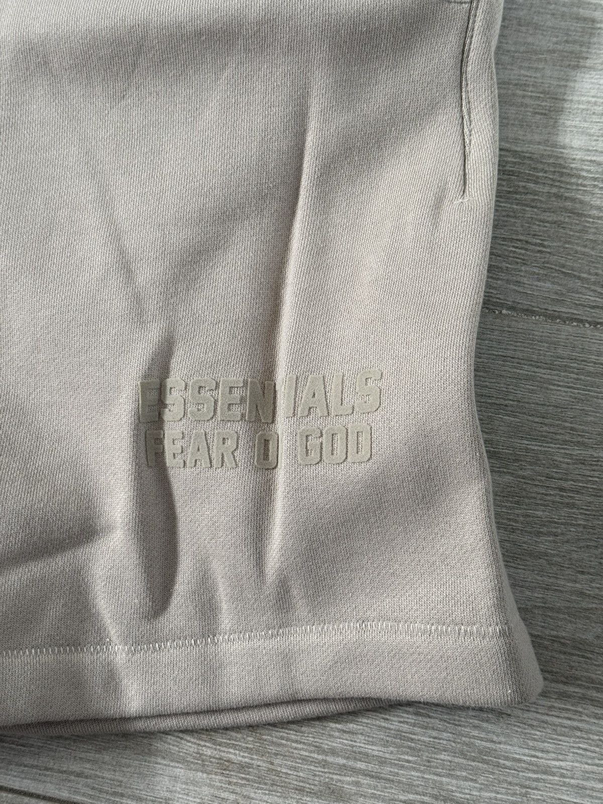 Fear of God FEAR OF GOD ESSENTIALS Logo Sweat Shorts Smoke Size L Large Size US 36 / EU 52 - 2 Thumbnail