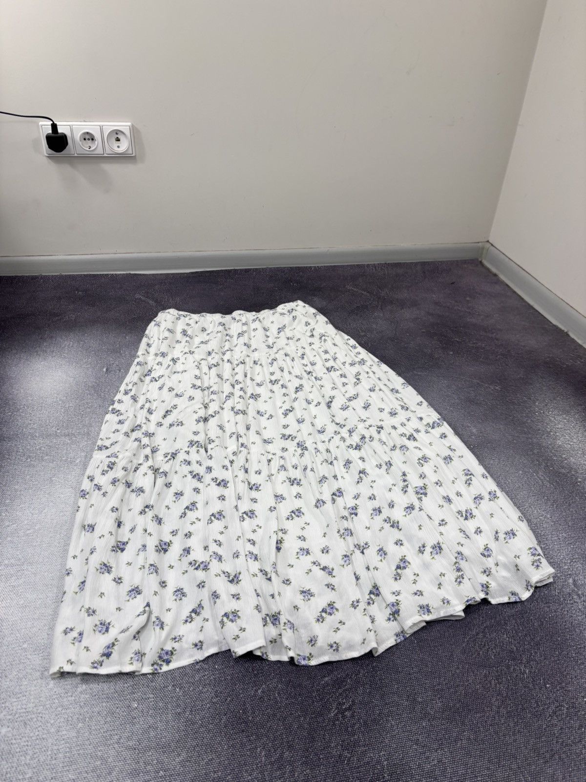 Alice + Olivia Alice + Olivia NWT Georgia Sea Floral Tiered Maxi Skirt Size 30" / US 8 / IT 44 - 10 Thumbnail