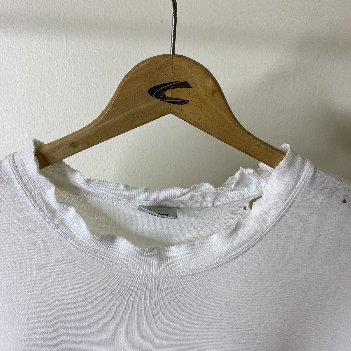 Nike Vintage 1990s Nike Distressed Tee Size US L / EU 52-54 / 3 - 8 Thumbnail