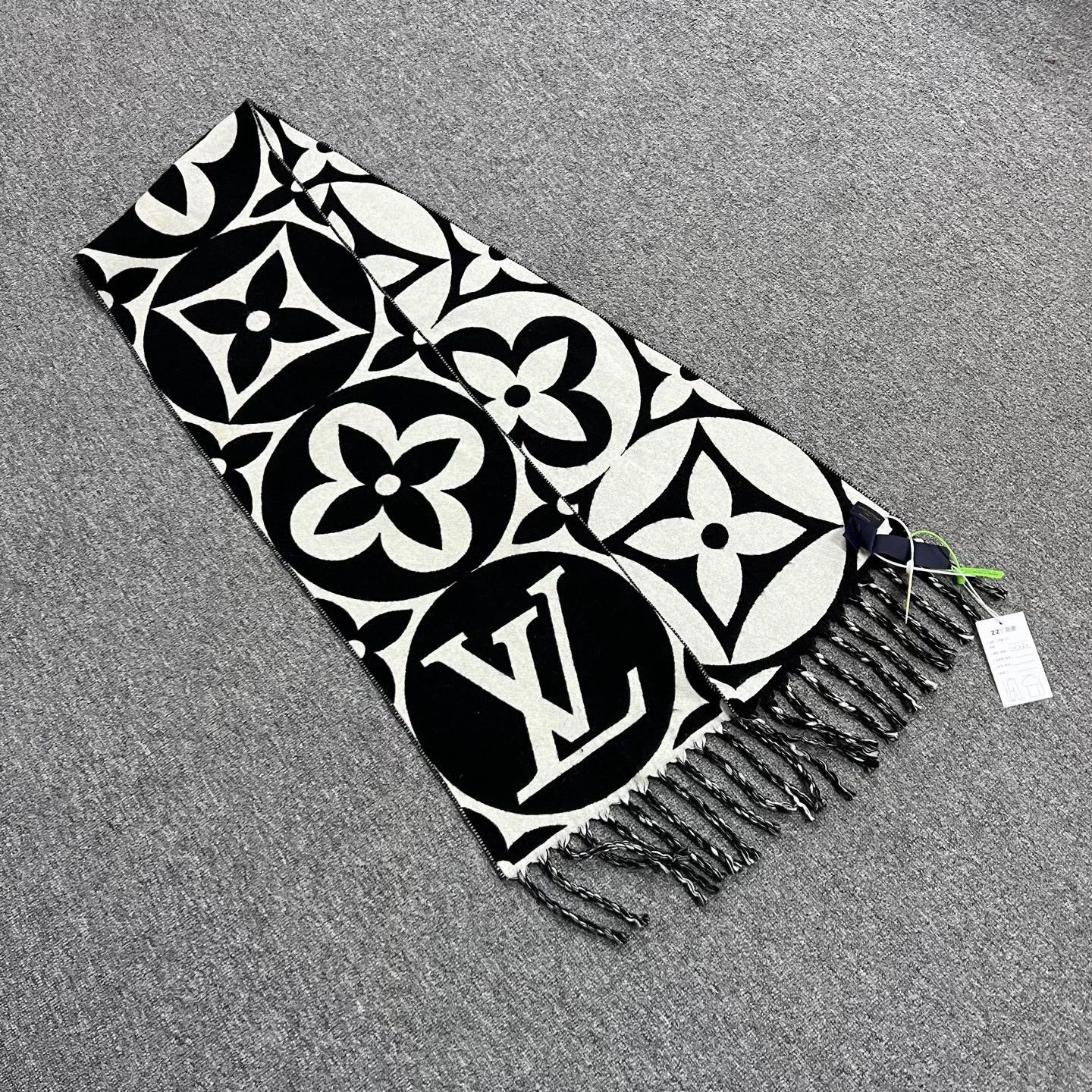 Louis Vuitton Louis Vuitton 2023 FW Monogram Fringe Scarf Size ONE SIZE - 1 Thumbnail
