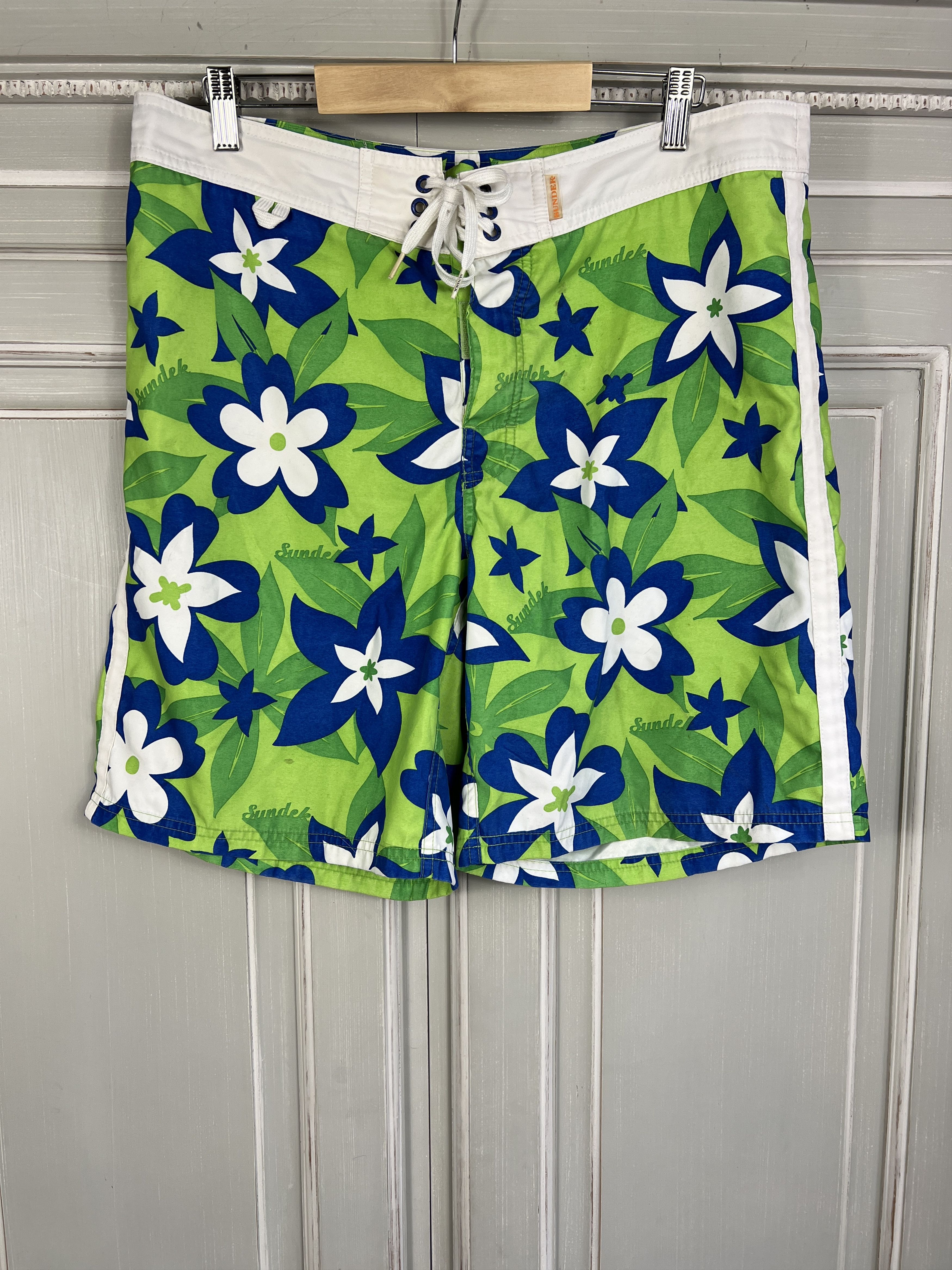 Sundek SUNDEK 34 BEATCH BOARD SHORTS FLOWERS Size US 34 / EU 50 - 1 Thumbnail